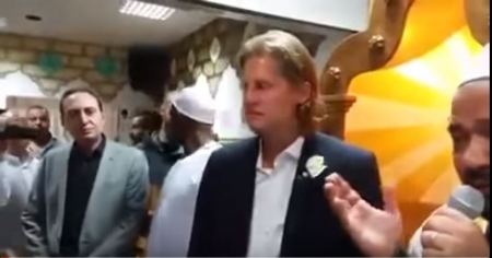 فيديو ... صحفي ألماني شهير يعلن إسلامه أول أيام العيد في أحد المساجد الالمانية 