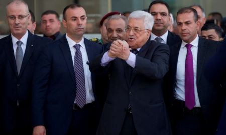 الرئيس الفلسطيني محمود عباس يغادر المستشفى بعد إجرائه عملية قسطرة