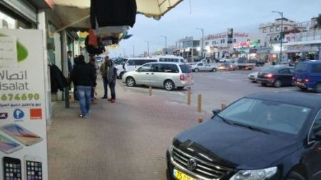 طعن يهودية ( 65 عاماً) داخل سوق بالنقب وفرار المنفذ