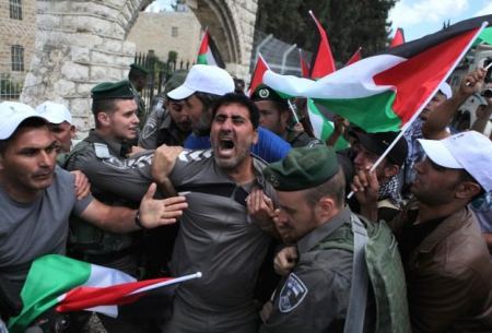 فلسطينيون يحتجون على سيطرة مستوطنين على « بيت البركة » قرب الخليل 