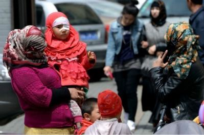 مدينة « كاراماي » الصينية تحظر ركوب الملتحين والمحجبات حافلاتها