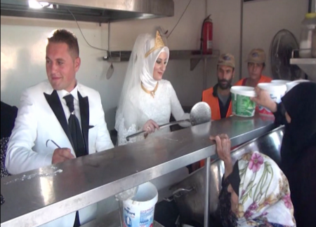 فيديو ... زوجان تركيان يحتفلان بزفافهما بإطعام 4000 لاجئ سوري