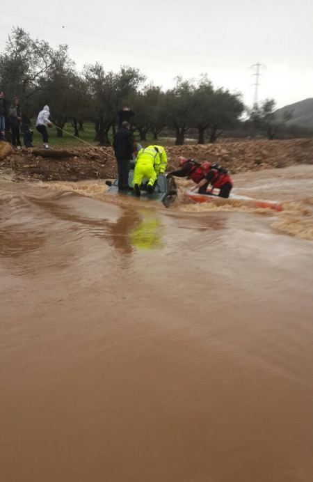 انقاذ شاب وفتاة علقا بسيارة غمرتها المياه في الجليل