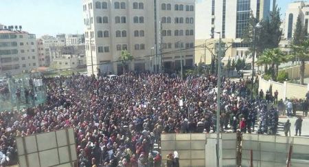 استمرار أزمة المعلمين ... آلاف المعلمين يعتصمون أمام مجلس الوزراء في رام الله