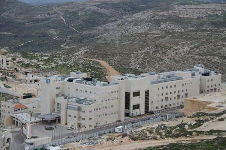 مستشفى جامعة النجاح في نابلس يستقبل أول حالة تم تحويلها من مستشفى اسرائيلي