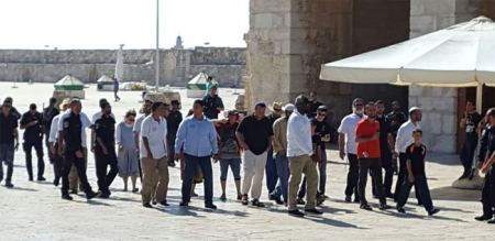عشرات المستوطنين يقتحمون الاقصى وشرطة الاحتلال تعتقل أحد حراسه