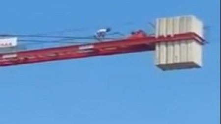 فيديو ... شاهد هذا المسلم اين يصلي !