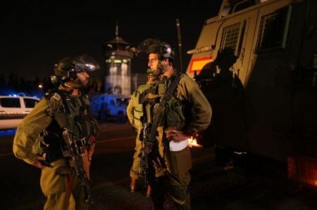 الاحتلال يعتقل شابين فلسطينيين بزعم تهربيهما العاب نارية 