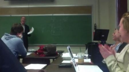 16 مليون مشاهدة : طلاب يداعبون استاذهم بكذبة اول ابريل