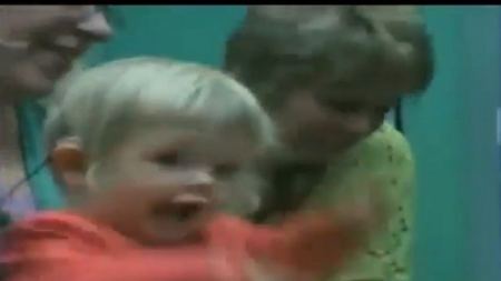  طفلة في الخامسة تستعيد حاسة السمع المفقودة منذ ولادتها 