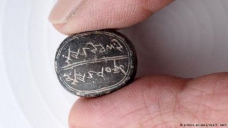 العثور على ختم عمره 2500 عام في القدس المحتلة 