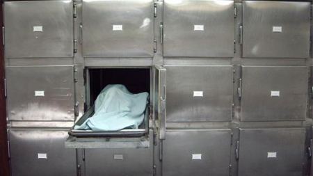 عجوز تستعيد الوعي في ثلاجة الموتى