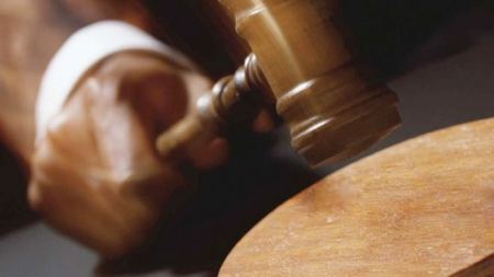 بعد 25 عاما يخرج من السجن بريئاً