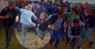 مصورة هنغارية تعرقل مهاجرا يحمل طفلا وترفس فتاة اخرى في حادثين منفصلين